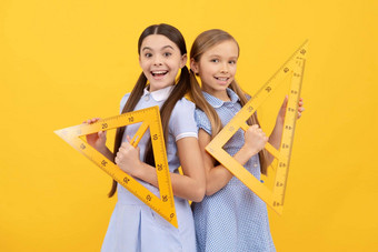 教育孩子们快乐青少年女孩持有三角统治者学校教育几何教训
