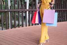 女人持有信贷卡购物袋消费主义生活方式购物中心