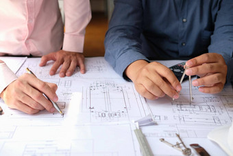 架构师工程师团队工作房子蓝图真正的房地产项目工作场所建设建筑概念