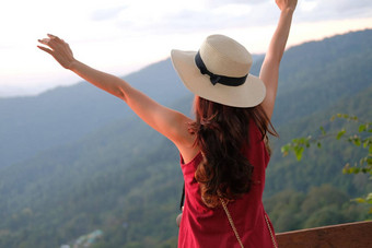 女人旅行者旅游旅行参观具有里程碑意义的旅程旅行旅行概念