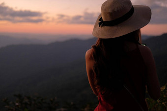 女人旅行者旅游旅行参观具有里程碑意义的旅程旅行旅行概念