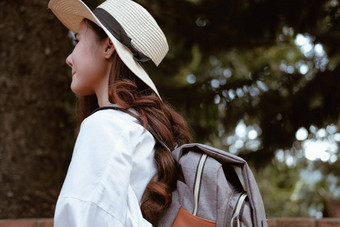 女人旅行者旅游旅行参观具有里程碑意义的旅程旅行旅行概念