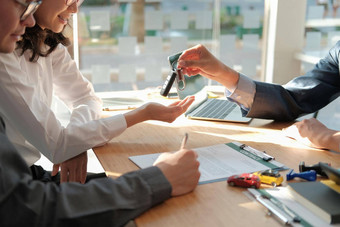 经销商推销员给车关键老板客户端签署保险文档租赁车租赁形式