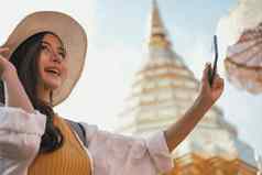 女人聪明的电话照片旅行者旅游旅行假期假期旅程旅行概念