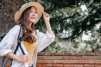 女人<strong>旅行</strong>者旅游<strong>旅行</strong>参观具有里程碑意义的旅程<strong>旅行旅行</strong>概念