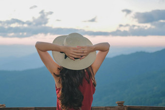 女人旅行者旅游旅行参观具有里程碑意义的旅程旅行旅行概念