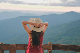 女人旅行者旅游旅行参观具有里程碑意义的旅程旅行旅行概念