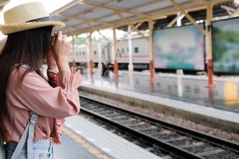 女人<strong>旅行</strong>者持有相机采取<strong>照片</strong>火车站<strong>旅行旅行</strong>旅程