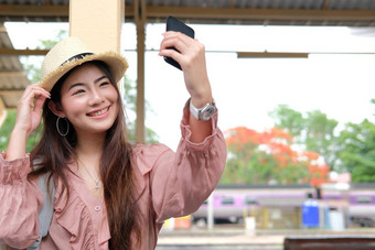 女人聪明的电话自拍照片火车站旅行者旅行假期