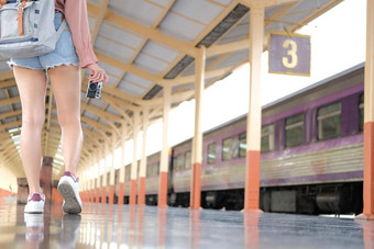 女人背包客旅行者相机背包火车站<strong>旅程</strong>旅行旅行概念
