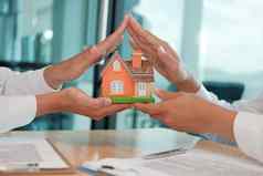 手保护房子模型首页保险安全安全概念