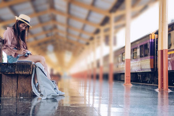 女人旅行者持有相机采取照片火车站旅行旅行旅程