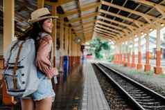 女人背包客旅行者背包火车站旅程旅行旅行概念