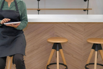业务老板穿围裙持有平板电脑计数器酒吧男人。触控板咖啡馆咖啡商店餐厅
