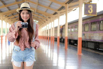 女人旅行者持有相机采取照片火车站旅行旅行<strong>旅程</strong>