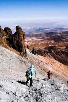 游客徒步旅行erciac火山