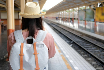 女人旅行者持有相机采取照片火车站旅行旅行旅程