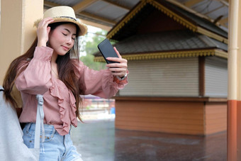 女人聪明的电话自拍照片火车站旅行者旅行假期