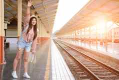 女人旅行者背包地图提高挥舞着手火车站旅行旅程旅行