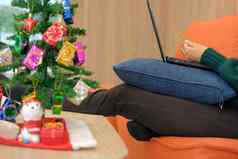 女人持有信贷卡在线购物女买家购买圣诞节礼物互联网一年假期快乐圣诞节庆祝活动