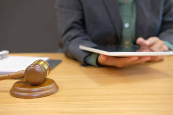 法官工作平板电脑法律法律槌子法庭律师律师正义法院