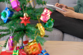 男人。坐着沙发平板电脑首页圣诞节圣诞节假期一年庆祝活动