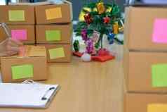启动业务老板写作地址纸板盒子男人。卖方准备包裹盒子交付在线销售电子商务概念