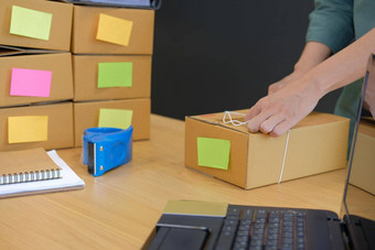 启动业务老板包装纸板盒子女人卖方准备产品包裹盒子交付在线销售电子商务概念