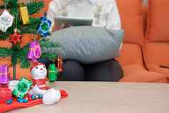 女人坐着沙发平板电脑首页圣诞节圣诞节假期一年庆祝活动季节