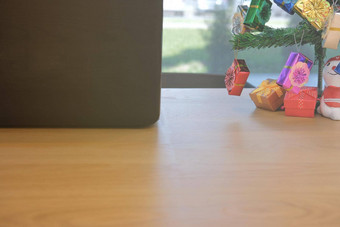 电脑圣诞节树装饰礼物盒子雪人办公室桌子上