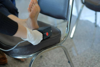 护士测量升值振动阈值女人脚biothesiometer满足<strong>梦检查</strong>神经系统疾病
