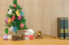 装饰圣诞节树法官槌子法律书律师律师正义工作场所圣诞节一年假期