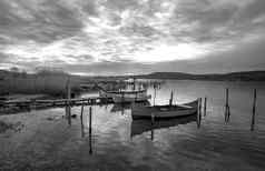宁静的下午湖木码头船色彩斑斓的天空