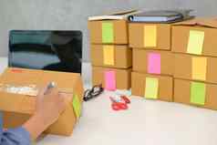 启动业务老板写作地址纸板盒子女人卖方准备包裹盒子交付在线销售电子商务概念