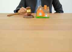 商人律师法官槌子房子模型购买销售租真正的房地产财产
