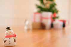 雪人小雕像现在礼物盒子装饰圣诞节树圣诞节假期庆祝活动12月