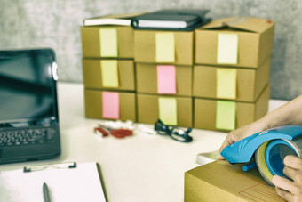启动业务老板包装纸板盒子女人卖方准备包裹盒子在线销售电子商务概念
