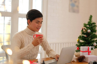 男人。持有咖啡杯电脑首页圣诞节圣诞节一年庆祝活动