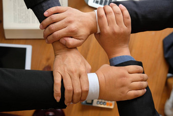 商人加入曼联手业务团队持有手循环团结团队合作伙伴关系企业概念