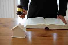 律师法官槌子敲门房子模型法律书真正的房地产争端财产拍卖概念