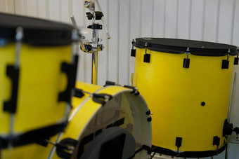 黄色的鼓音乐的purcussion仪器