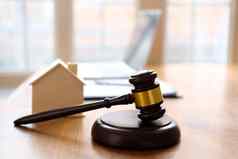 法官槌子房子模型房地产法律财产拍卖概念