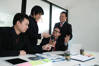 业务人会议商人工作金融计划报告启动男人。讨论的想法工作场所团队合作企业概念