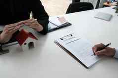 手保护房子模型客户端签署首页保险合同财产安全安全概念