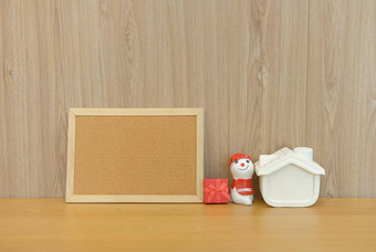 软木塞董事会<strong>雪人房子</strong>微型礼物盒子木桌子上表格圣诞节一年假期