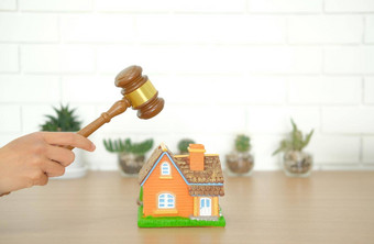 律师法官槌子敲门房子模型真正的房地产争端财产拍卖概念