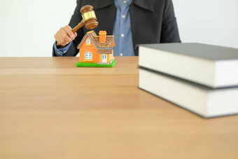 律师法官槌子敲门房子模型真正的房地产争端财产拍卖概念