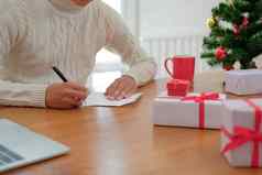 男人。写作圣诞节信问候卡假期祝愿圣诞节装饰