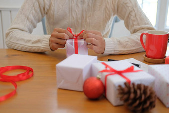 男人。包装圣诞节礼物现在盒子圣诞节一年假期庆祝活动