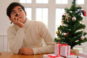 男人。思考沉思的表达式圣诞节装饰圣诞节一年假期庆祝活动